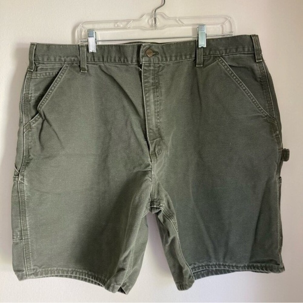Carhartt Men’s khaki gray green shorts size 42. Good used condition!